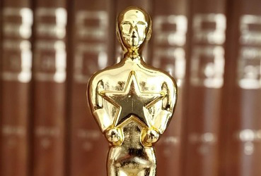 Oscar in front of books, image by Uriel Shuraki from Pixabay.